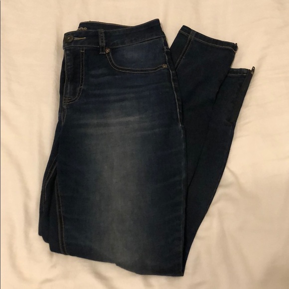 High-Rise Blue Jeans - Picture 3 of 4